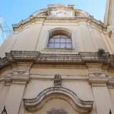 La facciata barocca dall�intonaco rosato � scandita da quattro lesene che, assieme a cornici spartipiano, dividono il prospetto in due parti